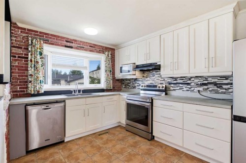 7807 Olympia Bay Se, Calgary, AB - Indoor Photo Showing Kitchen With Double Sink