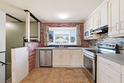 7807 Olympia Bay Se, Calgary, AB - Indoor Photo Showing Kitchen