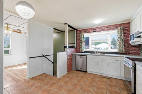 7807 Olympia Bay Se, Calgary, AB - Indoor Photo Showing Kitchen