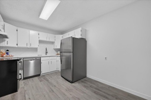 3106-4001C 49 Street Nw, Calgary, AB - Indoor Photo Showing Kitchen
