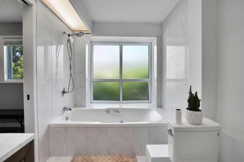 9667 Oakhill Drive Sw, Calgary, AB - Indoor Photo Showing Bathroom
