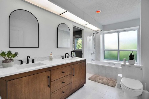 9667 Oakhill Drive Sw, Calgary, AB - Indoor Photo Showing Bathroom