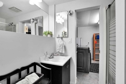 9667 Oakhill Drive Sw, Calgary, AB - Indoor Photo Showing Bathroom