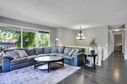 9667 Oakhill Drive Sw, Calgary, AB - Indoor Photo Showing Living Room