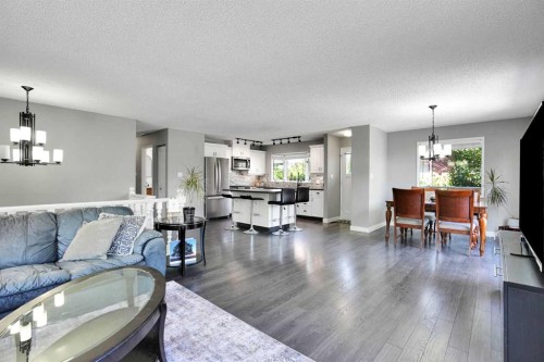 9667 Oakhill Drive Sw, Calgary, AB - Indoor Photo Showing Living Room