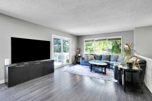 9667 Oakhill Drive Sw, Calgary, AB - Indoor Photo Showing Living Room