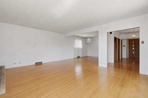 1556 Windsor Street Nw, Calgary, AB - Indoor Photo Showing Other Room
