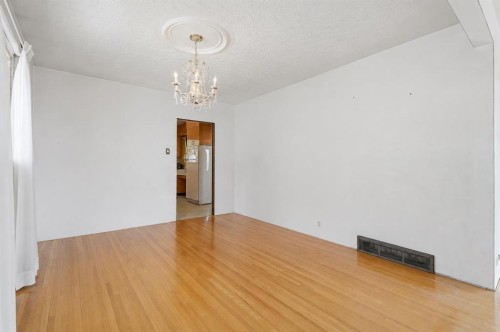 1556 Windsor Street Nw, Calgary, AB - Indoor Photo Showing Other Room