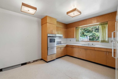 1556 Windsor Street Nw, Calgary, AB - Indoor Photo Showing Kitchen
