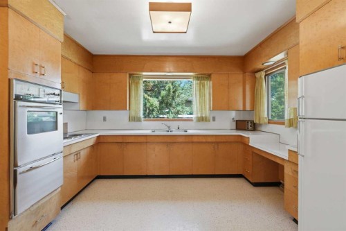 1556 Windsor Street Nw, Calgary, AB - Indoor Photo Showing Kitchen With Double Sink