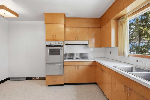 1556 Windsor Street Nw, Calgary, AB - Indoor Photo Showing Kitchen
