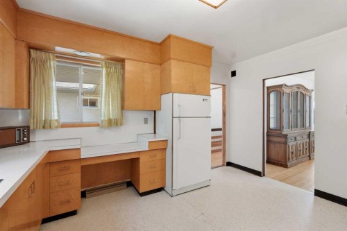 1556 Windsor Street Nw, Calgary, AB - Indoor Photo Showing Kitchen