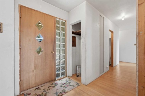 1556 Windsor Street Nw, Calgary, AB - Indoor Photo Showing Other Room