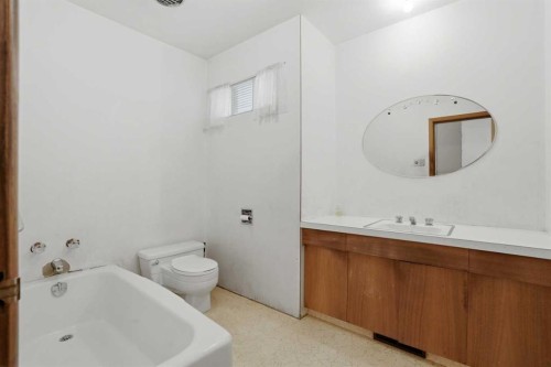 1556 Windsor Street Nw, Calgary, AB - Indoor Photo Showing Bathroom