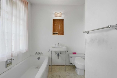 1556 Windsor Street Nw, Calgary, AB - Indoor Photo Showing Bathroom