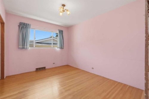 1556 Windsor Street Nw, Calgary, AB - Indoor Photo Showing Other Room