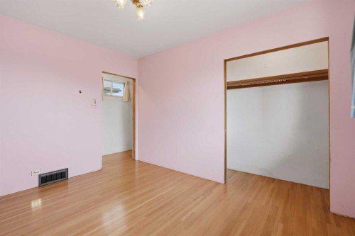 1556 Windsor Street Nw, Calgary, AB - Indoor Photo Showing Other Room