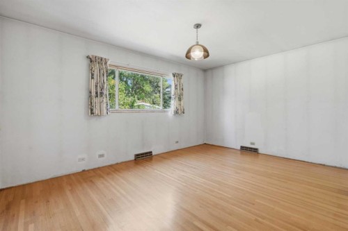 1556 Windsor Street Nw, Calgary, AB - Indoor Photo Showing Other Room