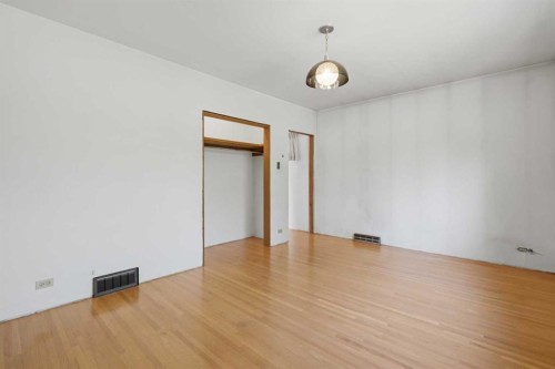 1556 Windsor Street Nw, Calgary, AB - Indoor Photo Showing Other Room