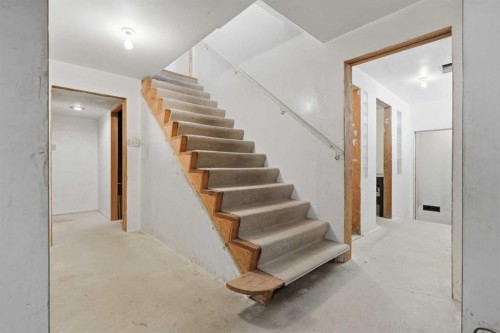 1556 Windsor Street Nw, Calgary, AB - Indoor Photo Showing Other Room