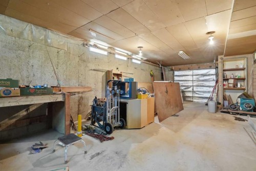1556 Windsor Street Nw, Calgary, AB - Indoor Photo Showing Garage
