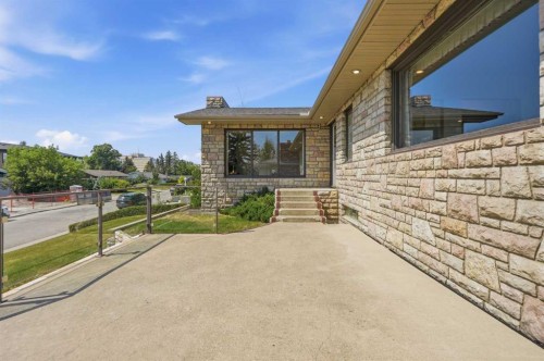 1556 Windsor Street Nw, Calgary, AB - Outdoor