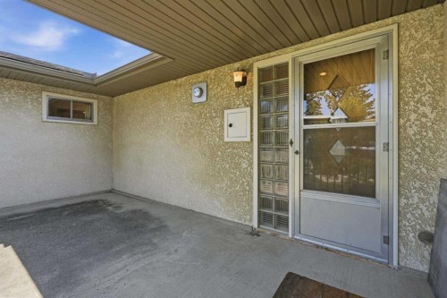 1556 Windsor Street Nw, Calgary, AB - Outdoor With Exterior