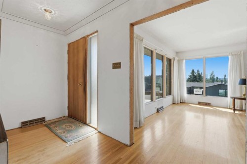 1556 Windsor Street Nw, Calgary, AB - Indoor Photo Showing Other Room
