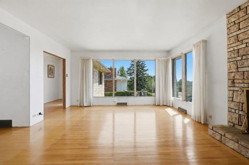 1556 Windsor Street Nw, Calgary, AB - Indoor Photo Showing Other Room