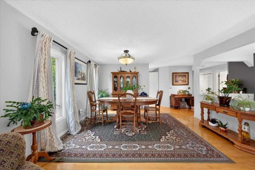 176 Sandpiper Circle Nw, Calgary, AB - Indoor Photo Showing Dining Room