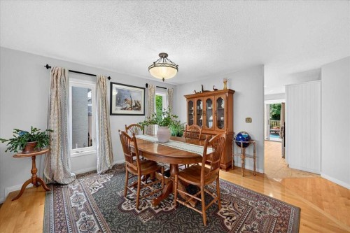 176 Sandpiper Circle Nw, Calgary, AB - Indoor Photo Showing Dining Room