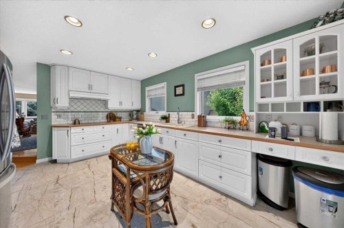 176 Sandpiper Circle Nw, Calgary, AB - Indoor Photo Showing Kitchen