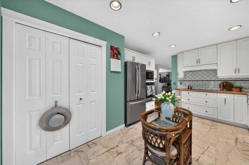 176 Sandpiper Circle Nw, Calgary, AB - Indoor Photo Showing Kitchen