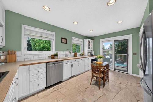176 Sandpiper Circle Nw, Calgary, AB - Indoor Photo Showing Kitchen