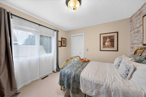 176 Sandpiper Circle Nw, Calgary, AB - Indoor Photo Showing Bedroom