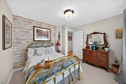 176 Sandpiper Circle Nw, Calgary, AB - Indoor Photo Showing Bedroom