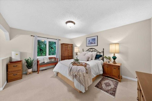 176 Sandpiper Circle Nw, Calgary, AB - Indoor Photo Showing Bedroom