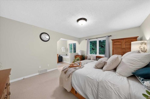 176 Sandpiper Circle Nw, Calgary, AB - Indoor Photo Showing Bedroom