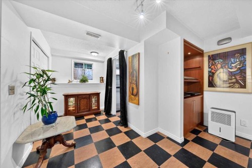 176 Sandpiper Circle Nw, Calgary, AB - Indoor Photo Showing Other Room