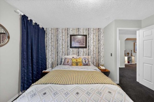 176 Sandpiper Circle Nw, Calgary, AB - Indoor Photo Showing Bedroom