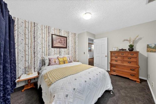 176 Sandpiper Circle Nw, Calgary, AB - Indoor Photo Showing Bedroom