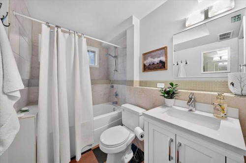 176 Sandpiper Circle Nw, Calgary, AB - Indoor Photo Showing Bathroom