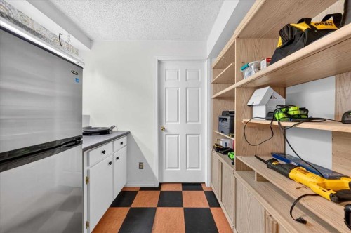 176 Sandpiper Circle Nw, Calgary, AB - Indoor Photo Showing Other Room
