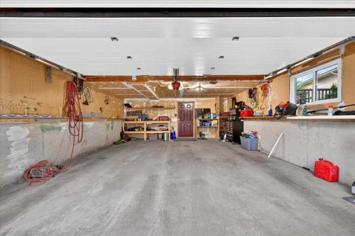 176 Sandpiper Circle Nw, Calgary, AB - Indoor Photo Showing Garage