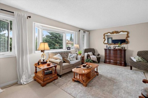 176 Sandpiper Circle Nw, Calgary, AB - Indoor Photo Showing Living Room