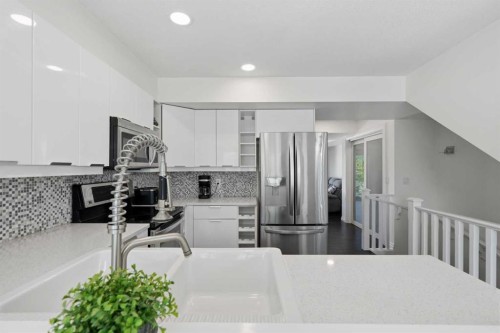 12 Chaparral Ridge Park Se, Calgary, AB - Indoor Photo Showing Kitchen