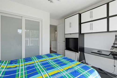 12 Chaparral Ridge Park Se, Calgary, AB - Indoor Photo Showing Bedroom