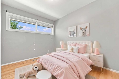 542 Regal Park Ne, Calgary, AB - Indoor Photo Showing Bedroom