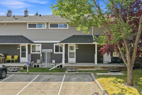 542 Regal Park Ne, Calgary, AB - Outdoor