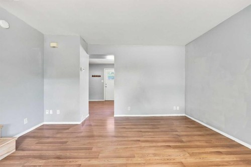 542 Regal Park Ne, Calgary, AB - Indoor Photo Showing Other Room